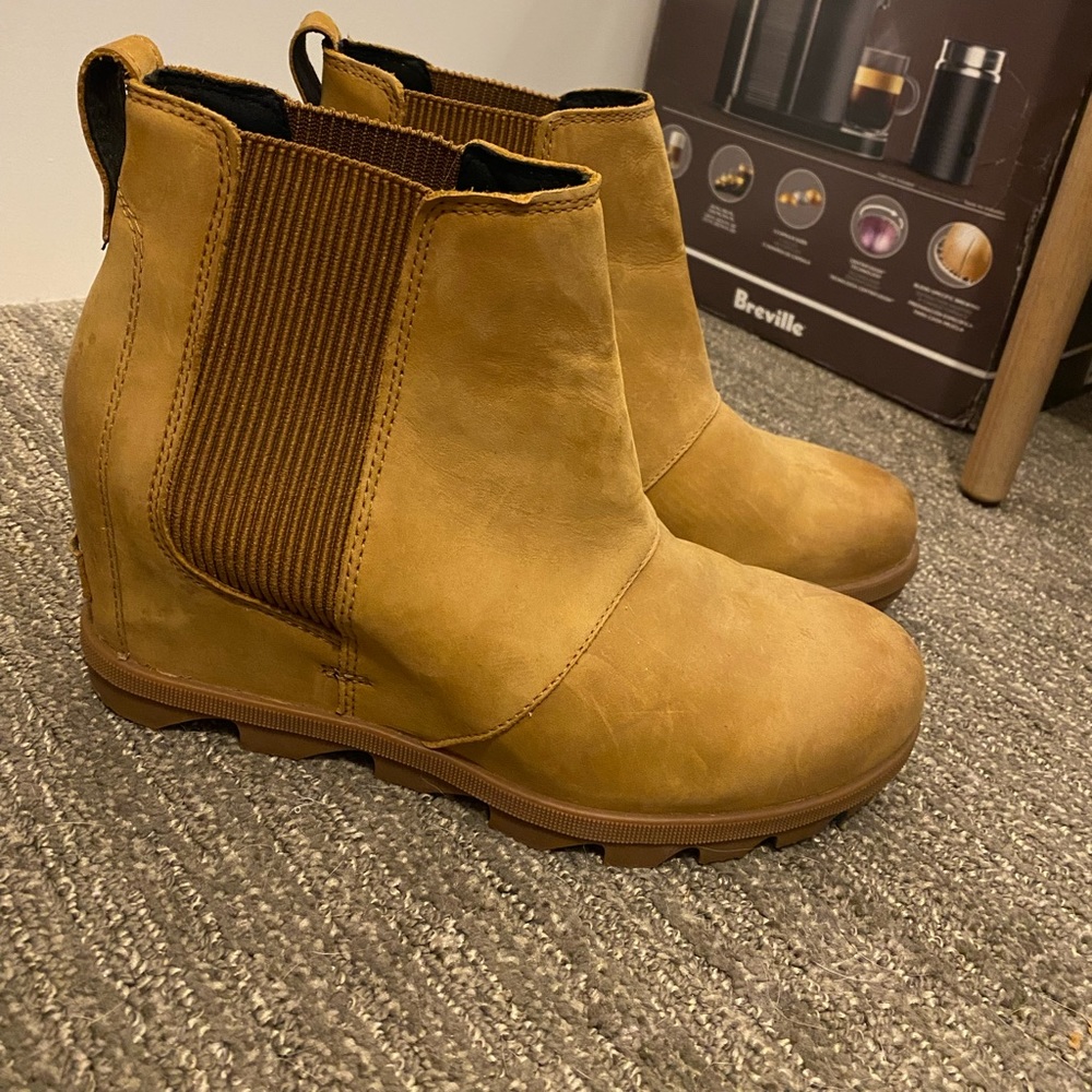 Size 10 Sorel Wedge Boots in color Tawny